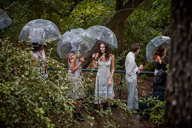 Brand Koche menggelar fashion show di taman Jardin des Buttes Chaumont. Koche memamerkan koleksi spring/summer 2021 di Paris Fashion Week 2020 yang digelar di tengah pandemi Corona. Foto: Getty Images/Kiran Ridley