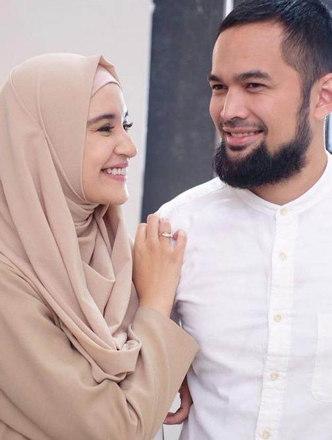 Sebelum akhirnya memutuskan untuk menikah dengan Teuku Wisnu, Shireen Sungkar sempat berpacaran cukup lama dengan Adly Fairuz. Setelah hubungan keduanya kandas, Shireen kemudian berpacaran dengan Teuku Wisnu. Padahal saat itu hubungan Adly Fairuz dan Teuku Wisnu cukup dekat. Foto: Instagram