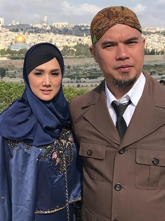 Kisah cinta antara Maia Estianty, Ahmad Dhani dan Mulan Jameela sempat menjadi perbincangan hangat. Setelah bercerai dengan Maia, Ahmad Dhani memilih untuk menikah dengan Mulan Jameela. Padahal dulunya Mulan dan Maia memiliki hubungan yang cukup dekat. Mereka bahkan sempat membangun grup musik bernama Duo Ratu. Foto: Instagram