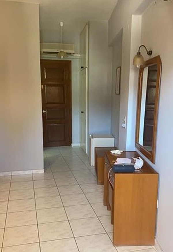 Tidak ada jaringan WiFi di hotel tersebut, pun sinyal telepon. Komunikasi hanya dilakukan via resepsionis. Di kamar ada TV, tapi tidak ada siaran berbahasa Inggris. Keadaan itu sangat menyiksa Jamie dan Amy. Mereka ditempatkan di kamar terpisah. (dok. Jamie Lewis/Istimewa) Tidak ada jaringan WiFi di hotel tersebut, pun sinyal telepon. Komunikasi hanya dilakukan via resepsionis. Di kamar ada TV, tapi tidak ada siaran berbahasa Inggris. Keadaan itu sangat menyiksa Jamie dan Amy. Mereka ditempatkan di kamar terpisah. (dok. Jamie Lewis/Istimewa)