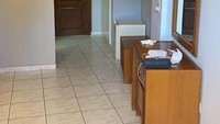 Tidak ada jaringan WiFi di hotel tersebut, pun sinyal telepon. Komunikasi hanya dilakukan via resepsionis. Di kamar ada TV, tapi tidak ada siaran berbahasa Inggris. Keadaan itu sangat menyiksa Jamie dan Amy. Mereka ditempatkan di kamar terpisah. (dok. Jamie Lewis/Istimewa)
