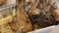 Soal makanan juga, Jamie mengaku diberi makanan yang tidak layak. Dia tidak bisa memilih menu, karena sudah dijatah 3 kali sehari dan diantar di depan kamar. Makanannya berupa pasta dan ayam yang cukup hitam ini. (dok. Jamie Lewis/Istimewa)