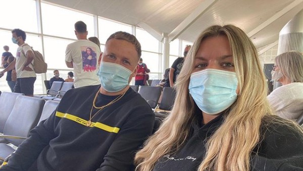 Jamie Lewis (30) dan Amy Wyllie (26), berencana mau liburan romantis di Corfu, Yunani. Mereka pun memesan paket wisata dari perusahaan travel bernama TUI. Tak disangka, liburan kali ini berujung pahit. (dok. Jamie Lewis/Istimewa) Jamie Lewis (30) dan Amy Wyllie (26), berencana mau liburan romantis di Corfu, Yunani. Mereka pun memesan paket wisata dari perusahaan travel bernama TUI. Tak disangka, liburan kali ini berujung pahit. (dok. Jamie Lewis/Istimewa)