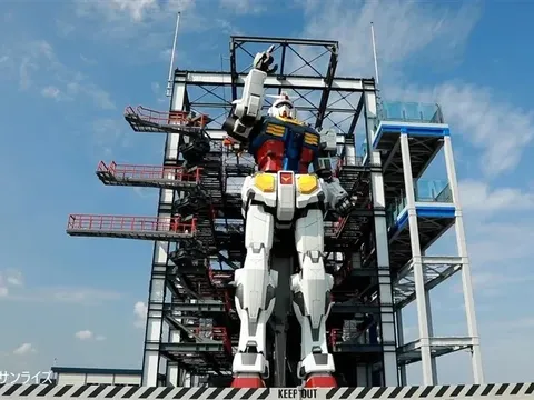 Patung Gundam Raksasa