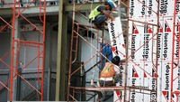 Jembatan penghubung ini nantikan akan memudahkan pengguna jasa transportasi menuju  kawasan niaga Pasar Senen dan Stasiun  Pasar Senen.