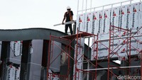Sejumlah pekerja terus mengebut pembangunan halte.