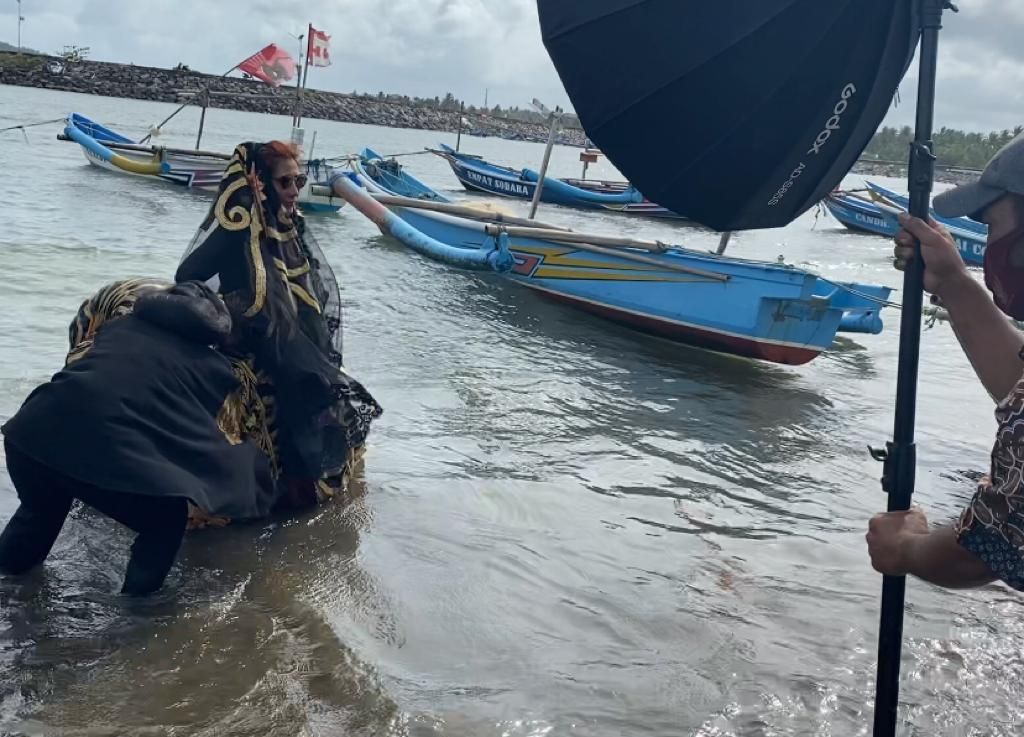 Pemotretan Susi Pudjiastuti di Perahu Nelayan