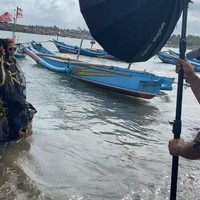 Tak cuma di atas perahu, Susi Pudjiastuti juga difoto di pinggir pantai. Dengan gaun lengkap, Susi berpose dengan kaki yang terendam air laut Ini seru banget. Totalitas, kata desainer asal Semarang, Jawa Tengah, ini. Selain di Pantai Pangandaran, pemotretan juga dilangsungkan di Pantai Cikidang. Di sana, Susi Pudjiastuti difoto sambil berjalan bagai model yang berlenggang di catwalk. (Foto: Dok. Anne Avantie)