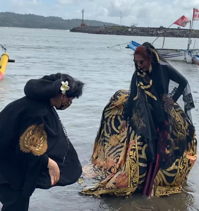 Anne Avantie akan merilis semua foto pemotretan pada saat Hari Batik Nasional yang jatuh pada 2 Oktober mendatang. Ia berharap, pemotretan ini dapat menginspirasi orang-orang, khususnya para perajin, agar pantang menyerah dalam berkarya di tengah krisis COVID-19. Beliau (Susi) merupakan sosok perempuan yang tak menyerah. Walaupun sudah tak menjabat, pesonanya tidak pernah pudar. Semoga kolaborasi ini memberikan suatu gambaran bahwa kita jangan pernah menyerah. Perjuangan kita adalah semangat untuk orang lain, katanya. (Foto: Dok. Anne Avantie)