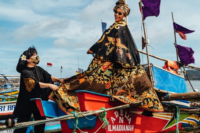 Pemotretan Susi Pudjiastuti di Perahu Nelayan Pemotretan Susi Pudjiastuti di Perahu Nelayan