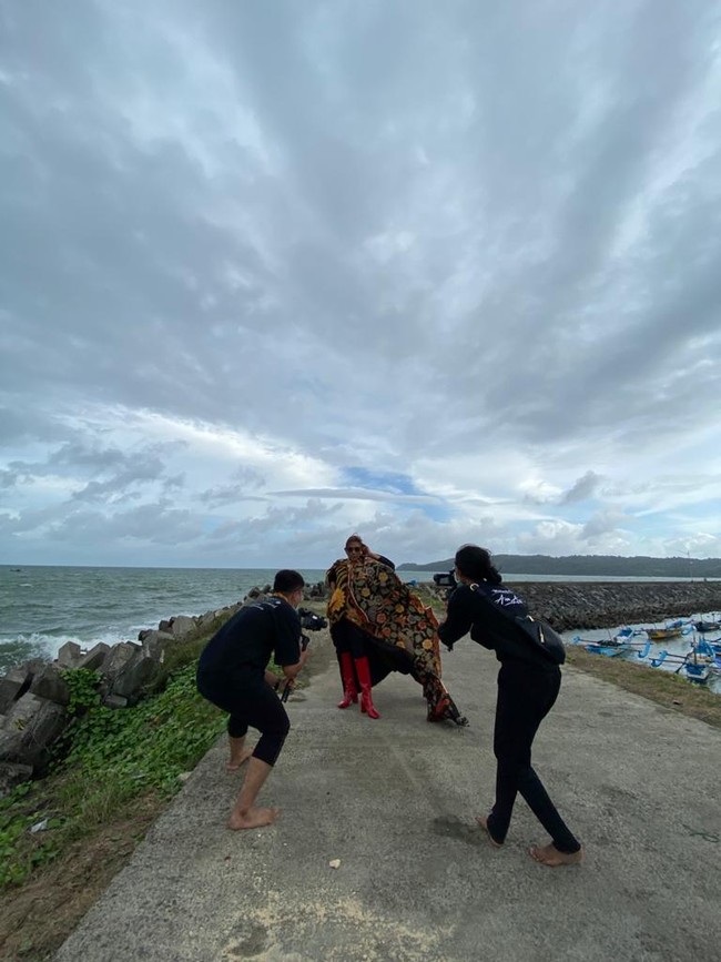 Pemotretan berlangsung di Pantai Pangandaran, Jawa Barat, Senin (28/9/2020). Siang itu, kata Anne, cuaca memang kurang mendukung. Awan mendung menggantung dan mengeluarkan gerimis halus. (Foto: Dok. Anne Avantie)