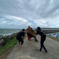 Pemotretan berlangsung di Pantai Pangandaran, Jawa Barat, Senin (28/9/2020). Siang itu, kata Anne, cuaca memang kurang mendukung. Awan mendung menggantung dan mengeluarkan gerimis halus. (Foto: Dok. Anne Avantie)
