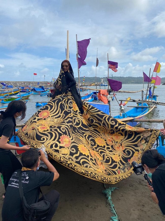 Menyambut Hari Batik Nasional yang jatuh 2 Oktober besok, Anne Anvanti berkolaborasi dengan mantan Menteri Kelautan dan Perikanan Susi Pudjiastuti untuk pemotretan menggunakan busana batik rancangannya. Menariknya, pemotretan dilakukan di atas kapal nelayan. (Foto: Dok. Anne Avantie)