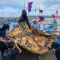 Menyambut Hari Batik Nasional yang jatuh 2 Oktober besok, Anne Anvanti berkolaborasi dengan mantan Menteri Kelautan dan Perikanan Susi Pudjiastuti untuk pemotretan menggunakan busana batik rancangannya. Menariknya, pemotretan dilakukan di atas kapal nelayan. (Foto: Dok. Anne Avantie)