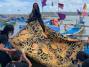 Gaya Susi Pudjiastuti Pemotretan Batik Anne Avantie di Perahu Nelayan