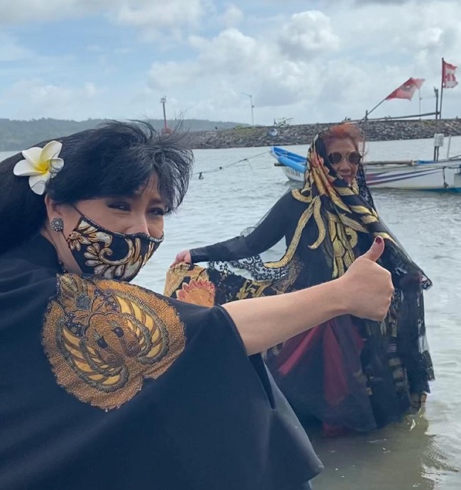 Namun, pembawaan Susi Pudjiastuti yang santai dan sangat atraktif meringankan beban sesi pemotretan. Dalam kurun sejam, pemotretan dengan empat baju yang berbeda itu sudah rampung. Adapun baju-baju yang dipakai merupakan koleksi lama yang pernah membungkus tubuh Bos Susi Air ini di beberapa kesempatan. (Foto: Dok. Anne Avantie)