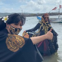 Namun, pembawaan Susi Pudjiastuti yang santai dan sangat atraktif meringankan beban sesi pemotretan. Dalam kurun sejam, pemotretan dengan empat baju yang berbeda itu sudah rampung. Adapun baju-baju yang dipakai merupakan koleksi lama yang pernah membungkus tubuh Bos Susi Air ini di beberapa kesempatan. (Foto: Dok. Anne Avantie)