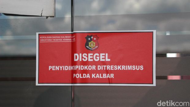 Penyidik Tipikor Ditkrimsus Polda Kalbar menggeledah kantor PUPR Provinsi Kaltim dan sebuah kantor perusahaan swasta di Pontianak (Adi Saputro/detikcom)