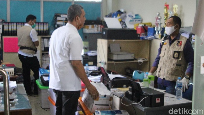 Penyidik Tipikor Ditkrimsus Polda Kalbar menggeledah kantor PUPR Provinsi Kaltim dan sebuah kantor perusahaan swasta di Pontianak (Adi Saputro/detikcom)