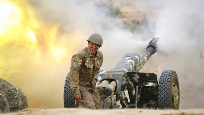 Perang Armenia Azerbaijan An Armenian serviceman fires a cannon towards Azerbaijan positions in the self-proclaimed Republic of Nagorno-Karabakh, Azerbaijan, Tuesday, Sept. 29, 2020. Armenian and Azerbaijani forces accused each other of attacks on their territory Tuesday, as fighting over the separatist region of Nagorno-Karabakh continued for a third straight day following the reigniting of a decades-old conflict.