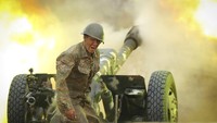 Kementerian Pertahanan Armenia menuduh Azerbaijan lebih dulu melancarkan serangan bom terhadap sasaran sipil. Militer Armenia lalu menembak jatuh empat helikopter militer Azerbaijan, menghancurkan 15 drone dan 10 tank. AP Photo/Sipan Gyulumyan  