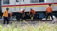 Sejumlah petugas memperbaiki rel kereta api di kawasan Stasiun Pasar Minggu, Jakarta.