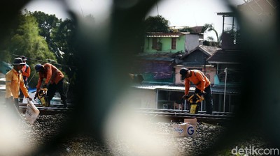 Foto Perawatan Rel Kereta Api di Pasar Minggu