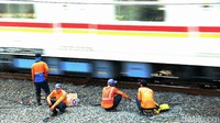 KRL tetap beroperasi normal saat perbaikan berlangsung di kawasan Pasar Minggu.