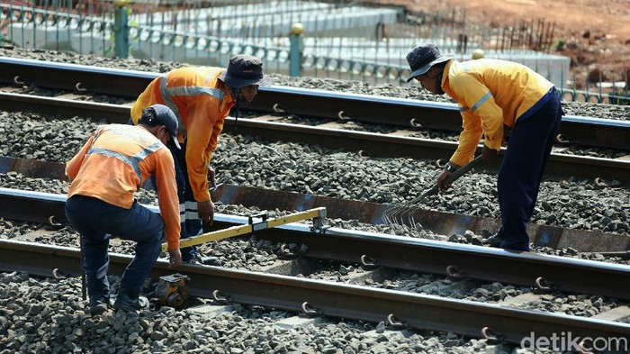 Untuk memberi kenyamanan, sejumlah petugas melakukan perawatan dengan memperbaiki jalur perlintasan kereta api di kawasan Stasiun Pasar Minggu, Jakarta, Rabu (30/9/2020).