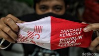 Saat ini para perajin konveksi di PIK sedang gencar membuat masker dari pihak Kementerian Kesehatan.