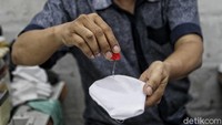 Masker itu memiliki 3 lapisan dari kain polyester.
