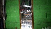 Para perajin konveksi ini dapat menjahit 200 masker dalam sehari yang terhitung bekerja dari jam 08.00 hingga 22.00 WIB.