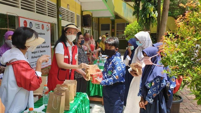Pertiwi Pendidikan bersama dengan Sahabat Pertiwi, yang salah satunya Citra Kartini Infonesia (CIRI), memberikan 150 unit telepon genggam untuk pelajar di Bogor, Jawa Barat.