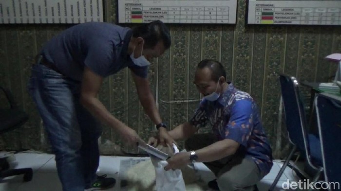 Petugas memeriksa beras yang diduga bercampur plastik di Purwakarta.