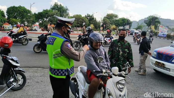Petugas tegur warga yang tak menggunakan masker di Cimahi.