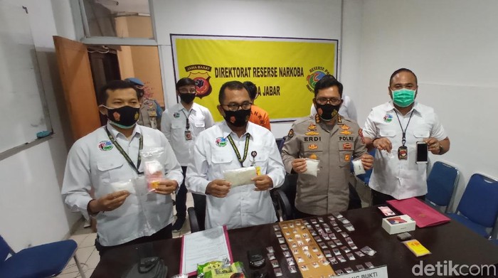 Sabu seberat satu kilogram gagal beredar di Jawa Barat. Barang haram itu didapat dari tiga kasus berbeda yang ditangani Polda Jabar selama sebulan.