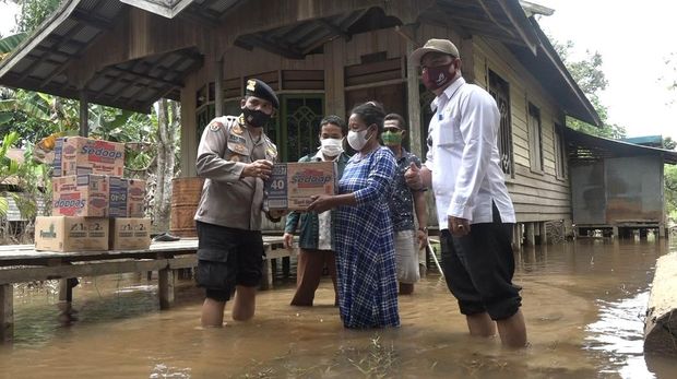 Polda Kalteng turunkan helikopter untuk mendistribusikan bantuan bagi warga desa terisolir banjir