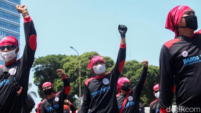 Sejumlah polisi menggunakan baju hazmat di depan Gedung DPR/MPR, Jakarta, Rabu (30/9/2020). Mereka menggunakan pakaian tersebut guna mengamankan demo buruh.