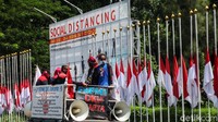 Buruh berorasi menolak RUU Cipta Kerja dari atas mobil komando.