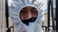 Mereka juga mengenakan masker.