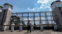 Tidak semua polisi ber-APD, ada juga mengenakan seragam Polri saat melakukan pengamanan aksi demo tersebut.
