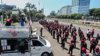 Para buruh menggelar aksinya di depan gerbang Gedung DPR.