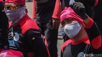 Para buruh menggear aksi untuk menolak RUU Cipta Kerja. 