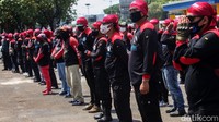 Dengan menerapkan protokol kesehatan seperti memakai masker dan menjaga jarak, para buruh tampak demo dengan tertib.