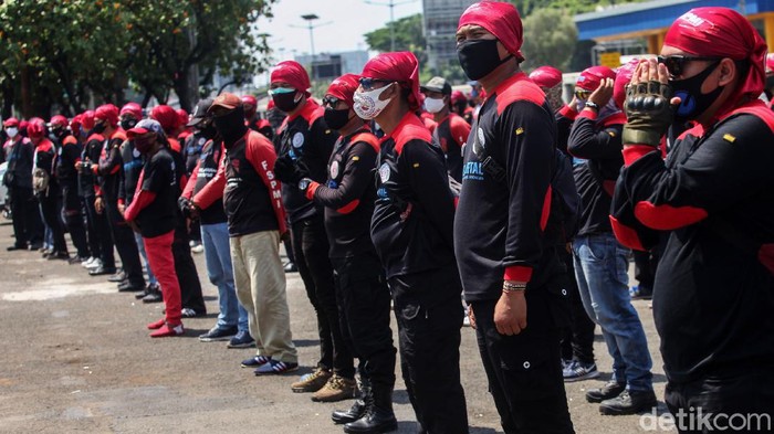 Sejumlah polisi menggunakan baju hazmat di depan Gedung DPR/MPR, Jakarta, Rabu (30/9/2020). Mereka menggunakan pakaian tersebut guna mengamankan demo buruh.