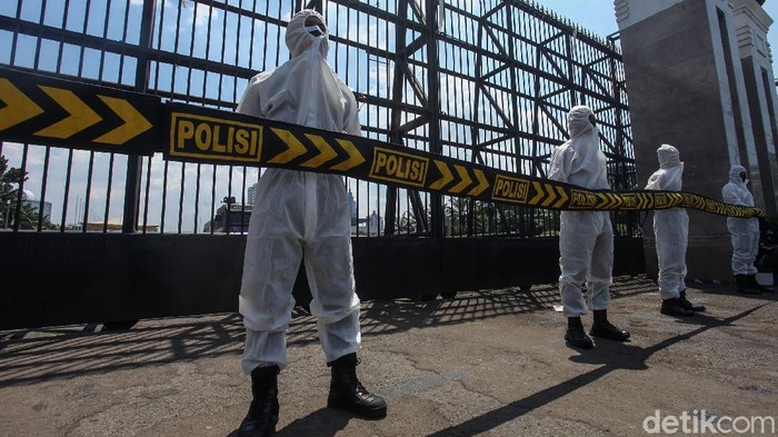 Polisi Ber-APD Amankan Demo Buruh di DPR Sejumlah polisi menggunakan baju hazmat di depan Gedung DPR/MPR, Jakarta, Rabu (30/9/2020). Mereka menggunakan pakaian tersebut guna mengamankan demo buruh.