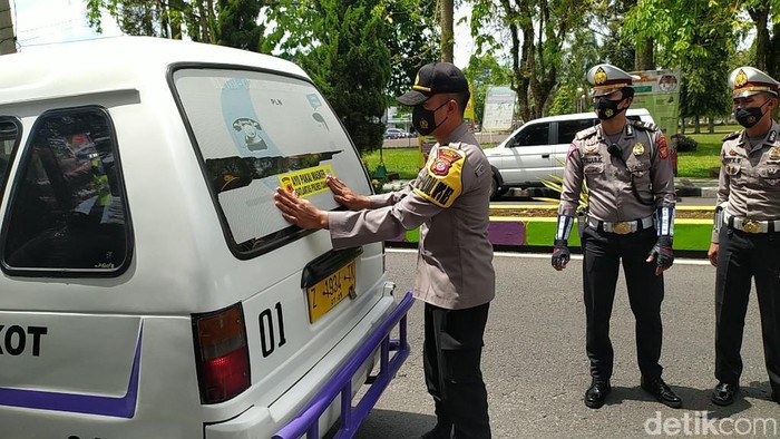 Polisi pasang stiker Ayo Pakai Masker di angkot Ciamis.