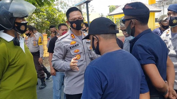 Polres Dompu membubarkan massa pendukung bakal paslon bupati dan wakil bupati Dompu, Syaifurrahman dan Ika Rizky Veriyani (SUKA) (dok Istimewa)