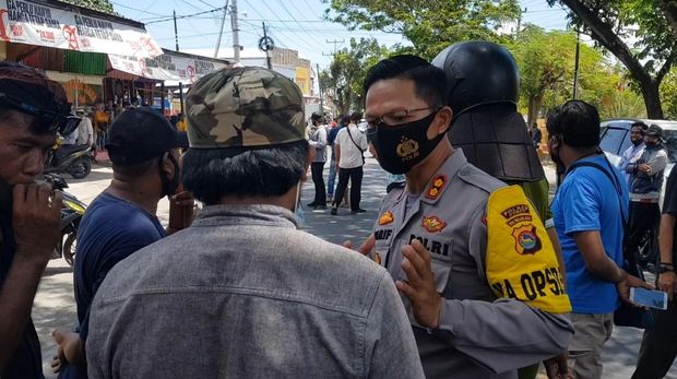 Polres Dompu membubarkan massa pendukung bakal paslon bupati dan wakil bupati Dompu, Syaifurrahman dan Ika Rizky Veriyani (SUKA) (dok Istimewa)