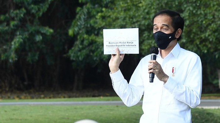 Presiden Jokowi menyerahkan bantuan modal kerja sebesar masing-masing Rp 2,4 juta ke pelaku UMKM.
